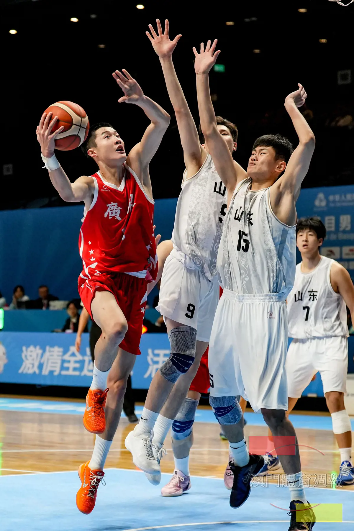 副4 為廣東攻入15分的夏振峰闖入山東防守陣地上籃.jpg